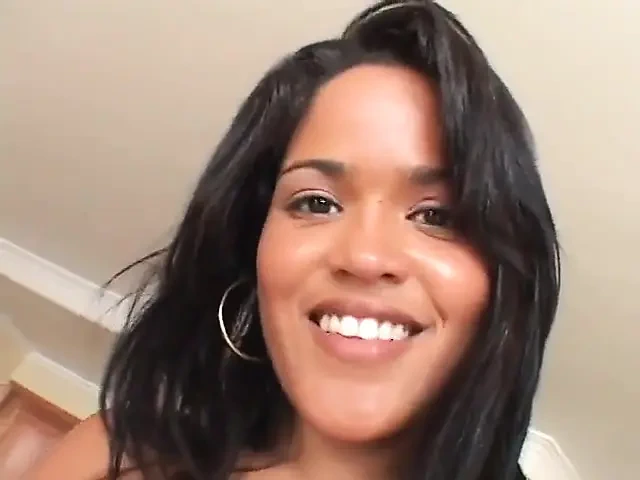 Harika götlü genç zenci verandada sert anal sikişiyor