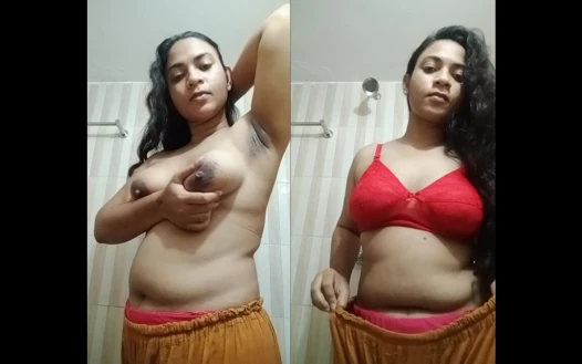 Ateşli desi kız elbisesini çıkarıyor ve göğüslerini gösteriyor