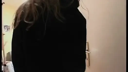 Azgın sarışın büyük bir dildoyla pirsingli amını sikiyor