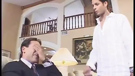 Sulu memeli koyu saçlı ateşli kız Isabel Ice sevgilisinin iş arkadaşının büyük penisi tarafından göt körfezine demir atıldı