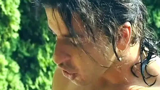 Seksi Alman genç kız havuzda sikiştikte döl içiyor