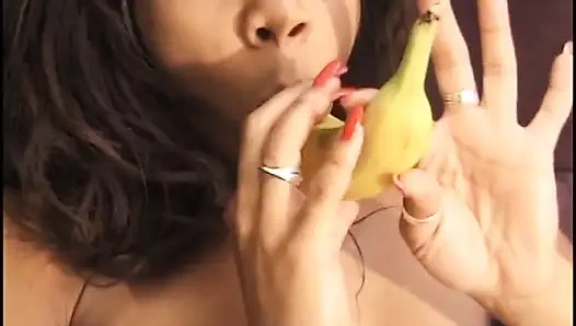 Kıllı klasik siyah amcık muz ağzına amına sokuyor