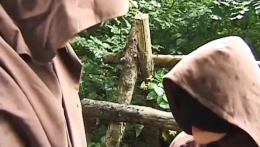 Kızıl saçlı orta yaşlı seksi kadın bağlı ve sapık sahnelerde kullanılıyor