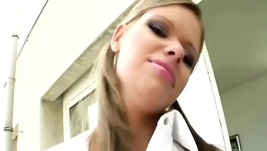 Üçlü seks ve anal zevk! Kıyafetli genç azgın sürtük doyamıyor!