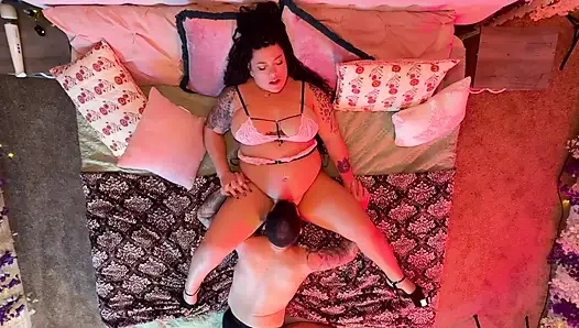 Ateşli Evli Kadın Büyük Memeli Boston Zevk Dom Tarafından Şımartılıyor