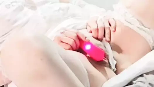 Seksi düğün kıyafeti içindeki olgun orta yaşlı seksi kadın büyük bir yarak almak istiyor