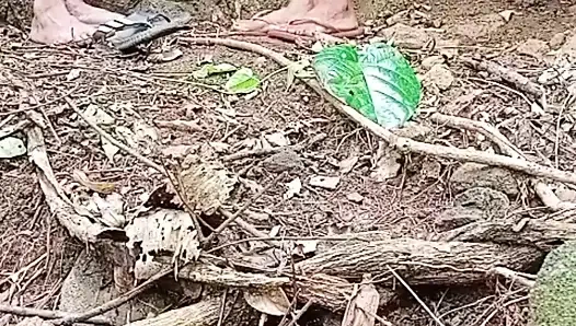 Kocası Ormanda Çalışırken Evli Kadın Komşusuyla Sikiliyor