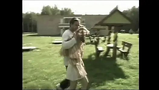 Daha iyi bir sikiş için üçlüye katılıyor