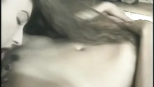 Sarışınlar ve esmerlerle ateşli lezbiyen üçlü seks amcık yiyor