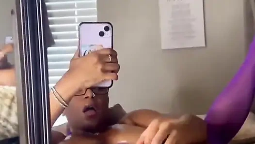 Seksi zenci bebek amcığını parmaklıyor ıslak dildo