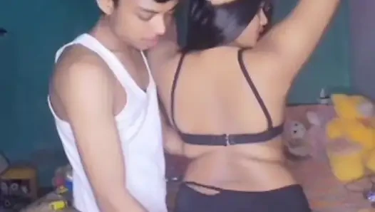 Seksi babhi sari içinde içkilerle sikişiyor