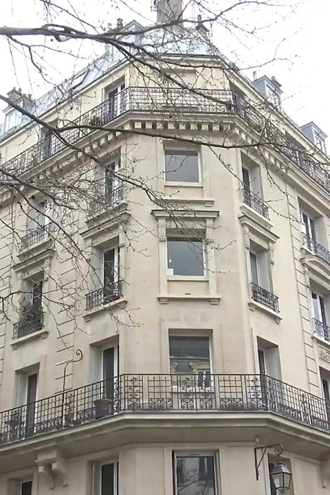 Güzel 20 yaşındaki kızın yatağında anüsü yalandı