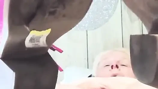 Bu azgın sürtük aklını kaybetmeden önce kaç kez mastürbasyon yapıyor?