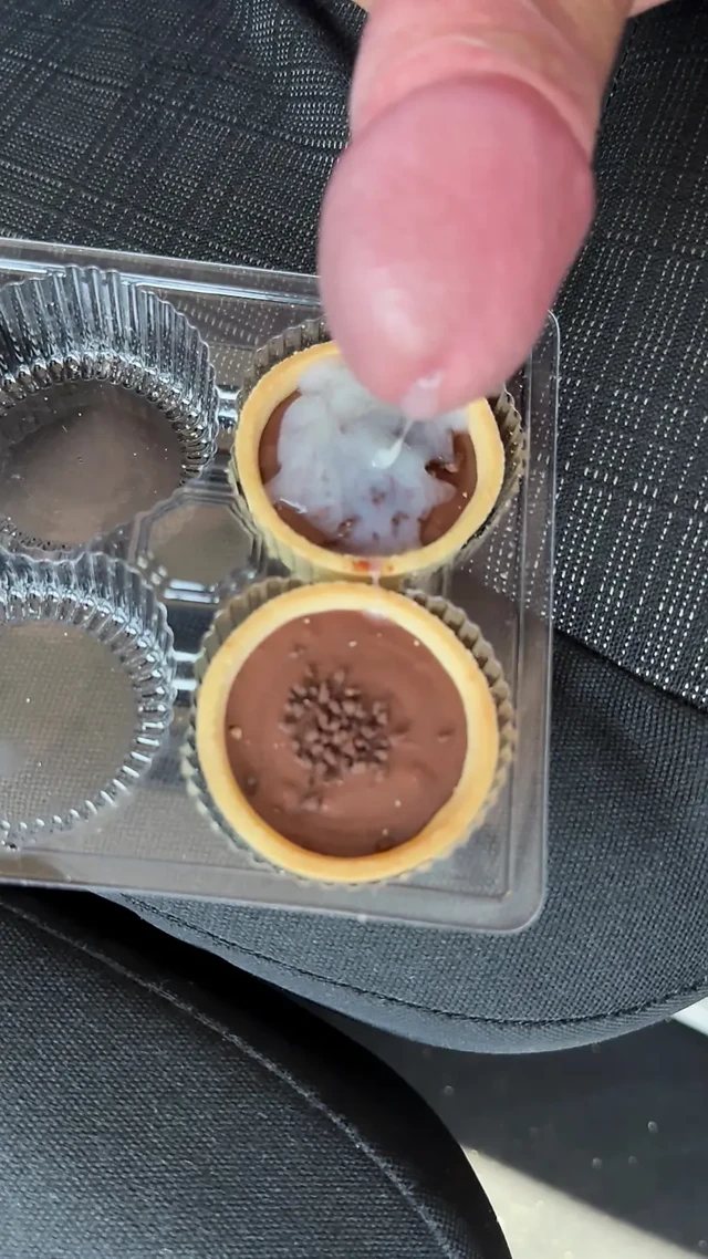 Tatlıya bolca dölle boşalıyorum ve yiyorum.