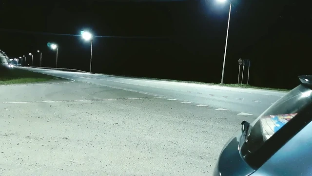 Yolun yakınında arabada riskli mastürbasyon