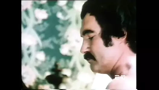 Güzel memeli ve kıllı amcıklı seksi orta yaşlı seksi sekreter klasik yarakla sikiliyor ve götüne boşalıyor