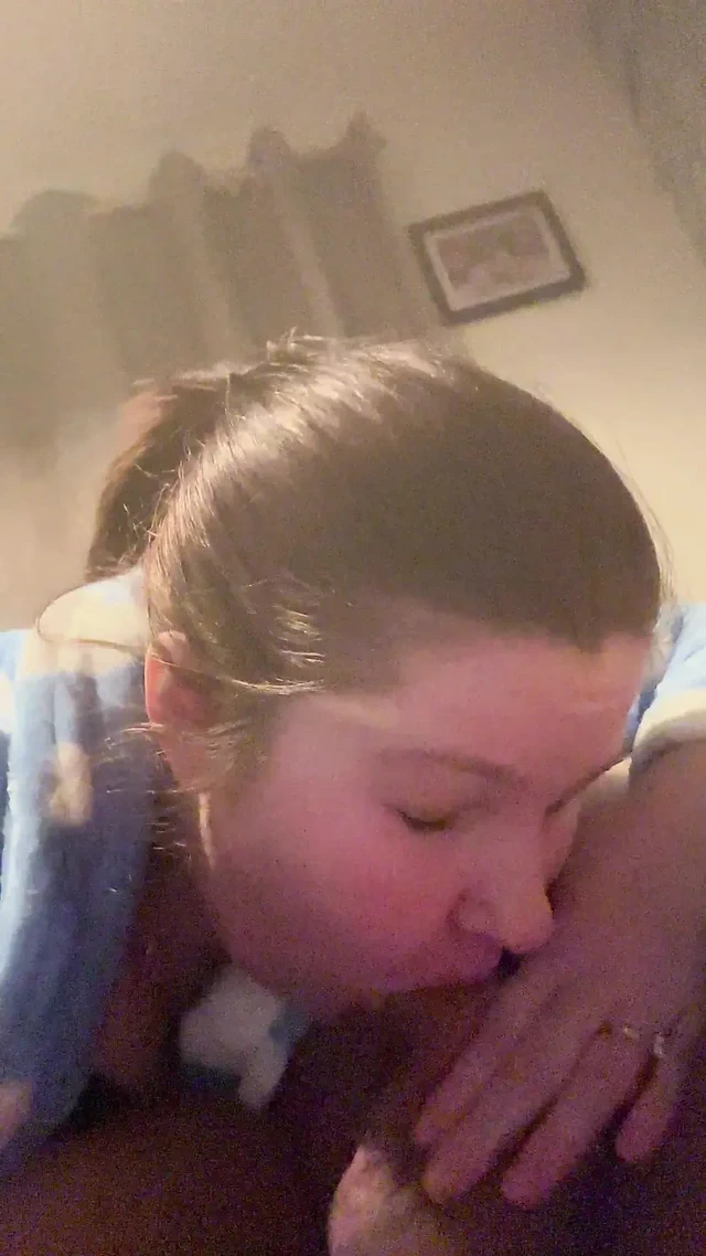 Erkek arkadaşının yarağını emiyor