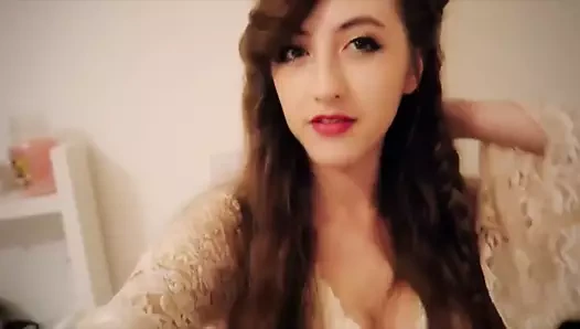 Beckii çok sıcak bir elbise içinde