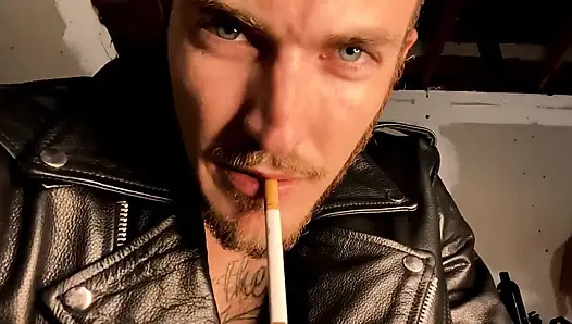 Christian Wilde sigara içiyor ve seni garajında tutuyor