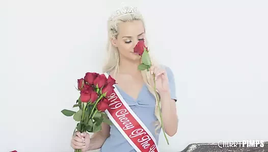 Bu sarışın güzellik bize tacını neden hak ettiğini gösteriyor