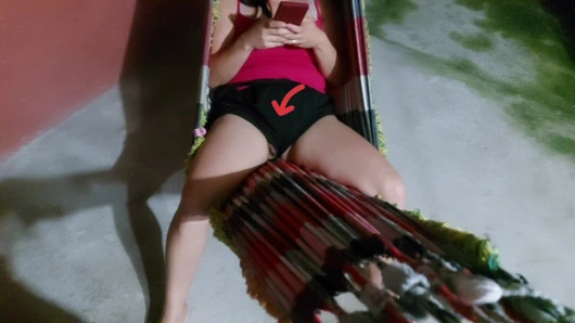 Dikkati dağılmış üvey anne hamaktayken şortunun dışında amını fark etmiyor ve beni ereksiyon yapıyor!