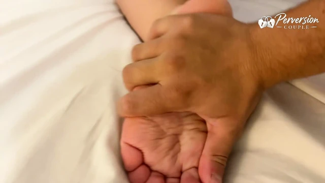 Hamile kız kardeşim beni tahrik etti ve banyoda mastürbasyon yaptıktan sonra onunla seks yapmam için beni davet etti