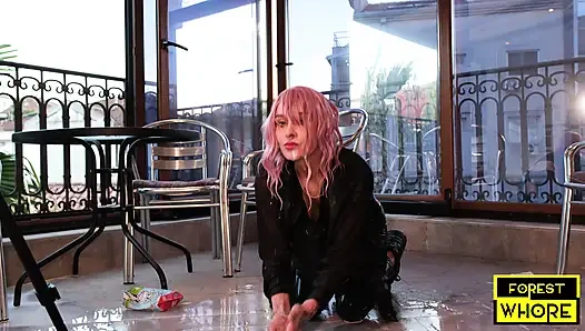 Aşağılama ve idrar ve süt lavmanı ile çılgın bir gösteri