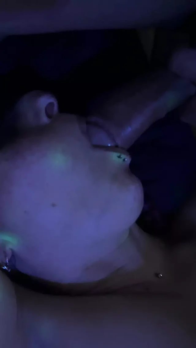 Gözleri bağlı derin gırtlak