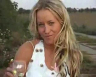 sarışın cüruf pissing dışında 2 ile çiş içmek