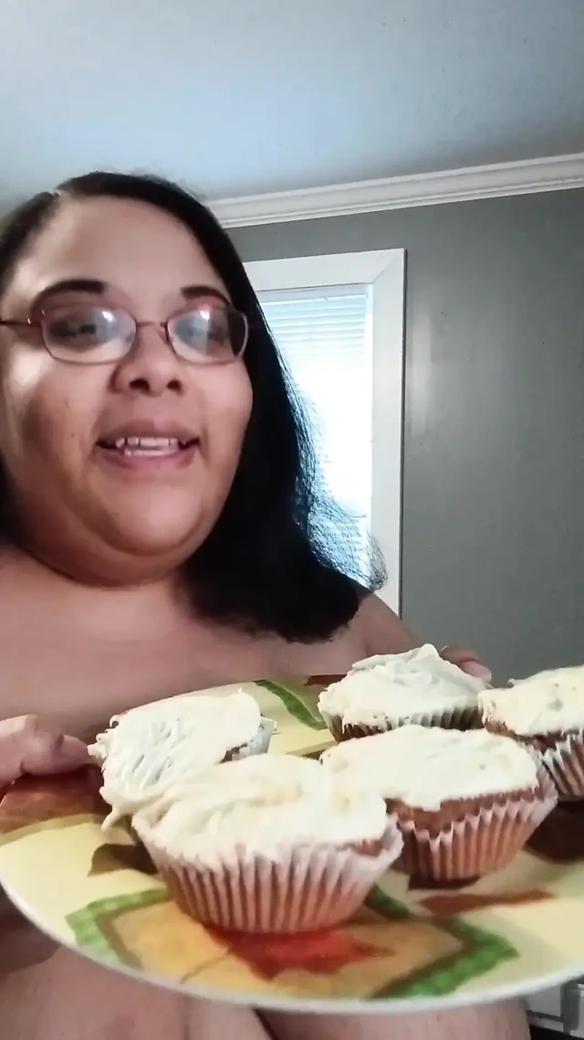 Çıplakken yüzümü keklerle dolduruyor