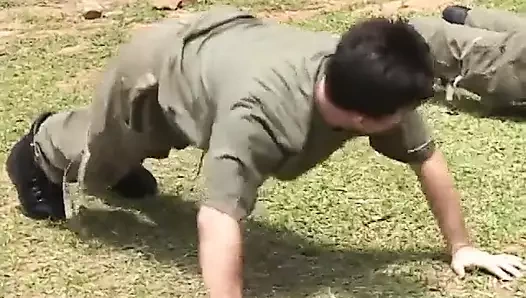 Asker, çavuşa hiç bitmeyen eğitim egzersizleri hakkında aklında bir parça verdi