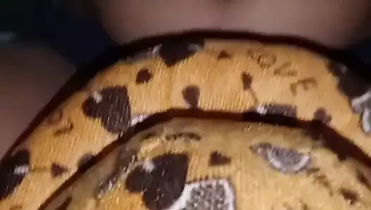 Hintli kız oyuncak ayıyla sikişiyor