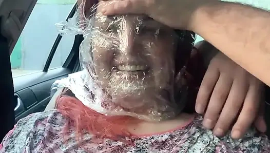 Açık havada arabada plastik sargılı nefes oyunu