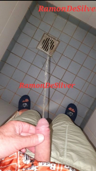 Usta ramon duşta sıcak saten şortuyla işiyor, köle yala!