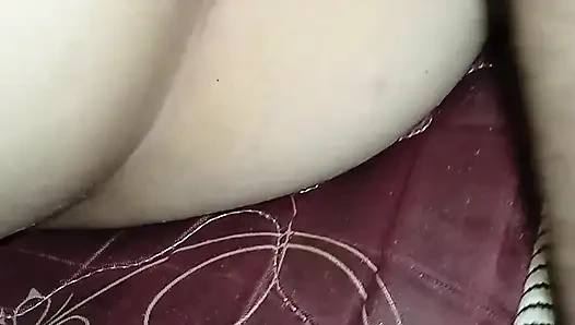 Onu yanında sikiyor ve amının üstüne boşalıyor