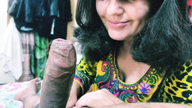 Doyumsuz sürtük evli kadın düzenli olarak büyük zenci yarağını izliyor