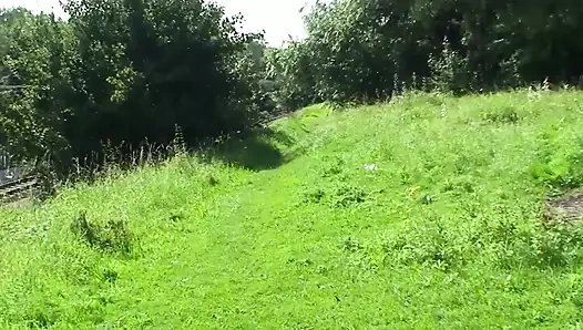 Kızıl saçlı olgun emiyor ve sikişiyor