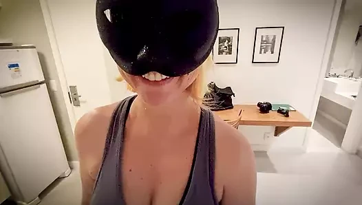 Maskeli sarışın diz çökmüş horoz emmek ve yüzüne cumshot alır.