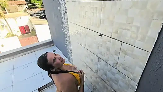 Binanın çatısı üzerinde seks