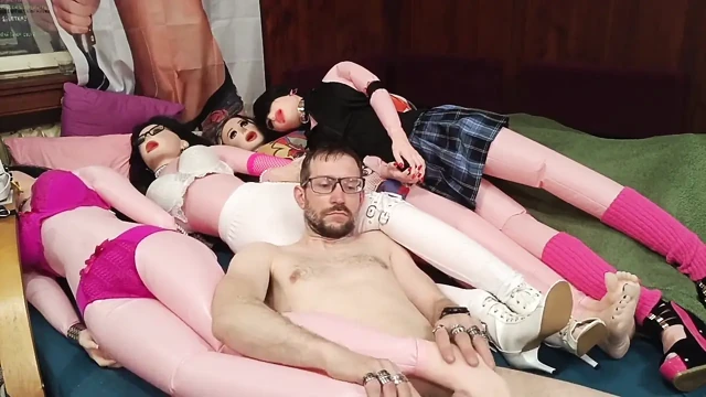 Oyuncaklarımın bacaklarını ve poposunu sevişiyorum