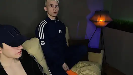 Sevimli iri güzeller ebeveynleri evde yokken üçlü seks yapıyor