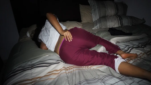 Bir okul partisindeki tatlı kız öğrenci, sevişirken onu kaydetmeme izin veriyor. sıkı göt ve anal