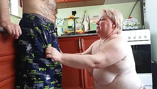 Mastürbasyon yapıyorum ve üvey oğlumun yarağını emiyor ve yüzüme bir parça döl alıyorum