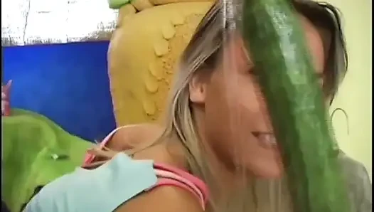 Lezbiyen arkadaşlar salatalık ile oynuyor