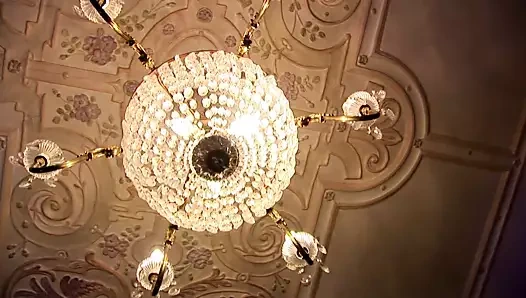 Busty esmer eğilir ve arkadan bu uzun horoz alır