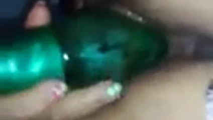 mi vecina masturbandose con una botella