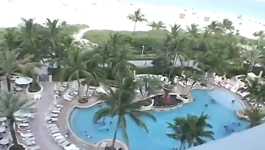 Sarışın bebek canavar bir yarağı emiyor ve ağzına büyük bir boşalma