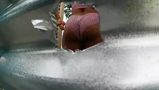 Kamera, plaj soyunma odasındaki kadını fark etmeden kaydediyor (latin iri güzel kadın)