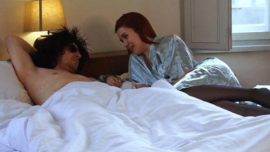 Azgın kızıl saçlı evli kadın kocasının küçük yarağıyla hüsrana uğradı