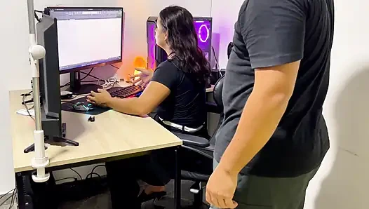 Evli kadın kocasını iş yerinde patronuyla aldatıyor